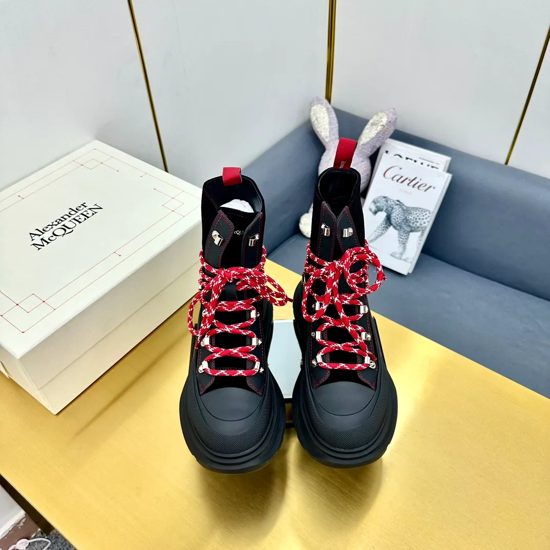 👟👟Ex-factory price 680👟👟 Alexander McQueen's latest thick-soled Martin boots, original 1:1 development, outsole original open-film TPU sole, fabric full-grain cowhide + high mercerized cowhide, lining sheepskin original hardware carabiner bottom height 5cm Size: #35-40 39-45